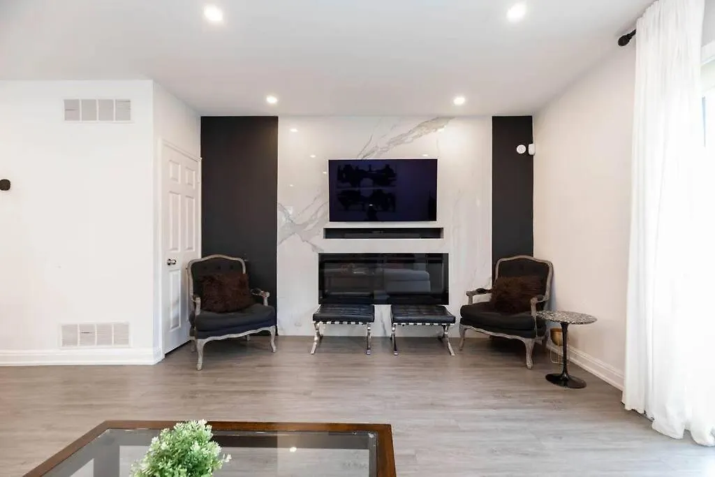 Grand 3 Bedroom Toronto Victorian Entire Home location