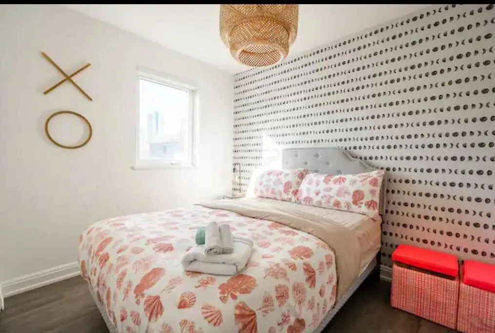 Grand 3 Bedroom Toronto Victorian Entire Home 0*,  Canada
