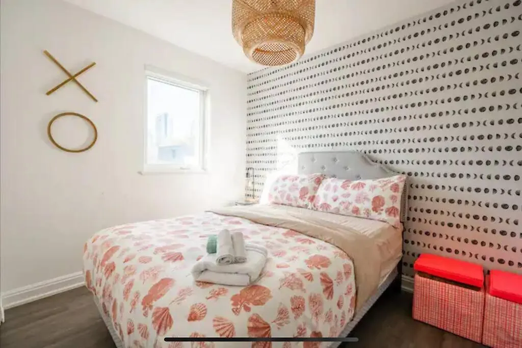 Grand 3 Bedroom Toronto Victorian Entire Home 0*,