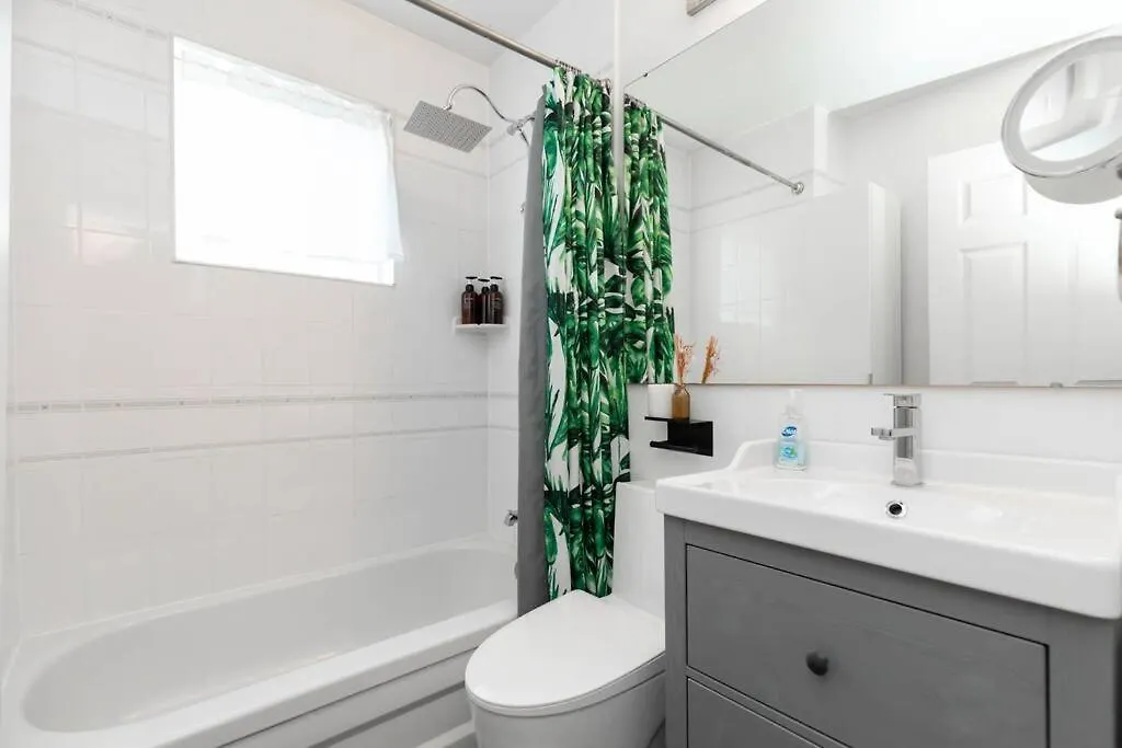 Grand 3 Bedroom Toronto Victorian Entire Home